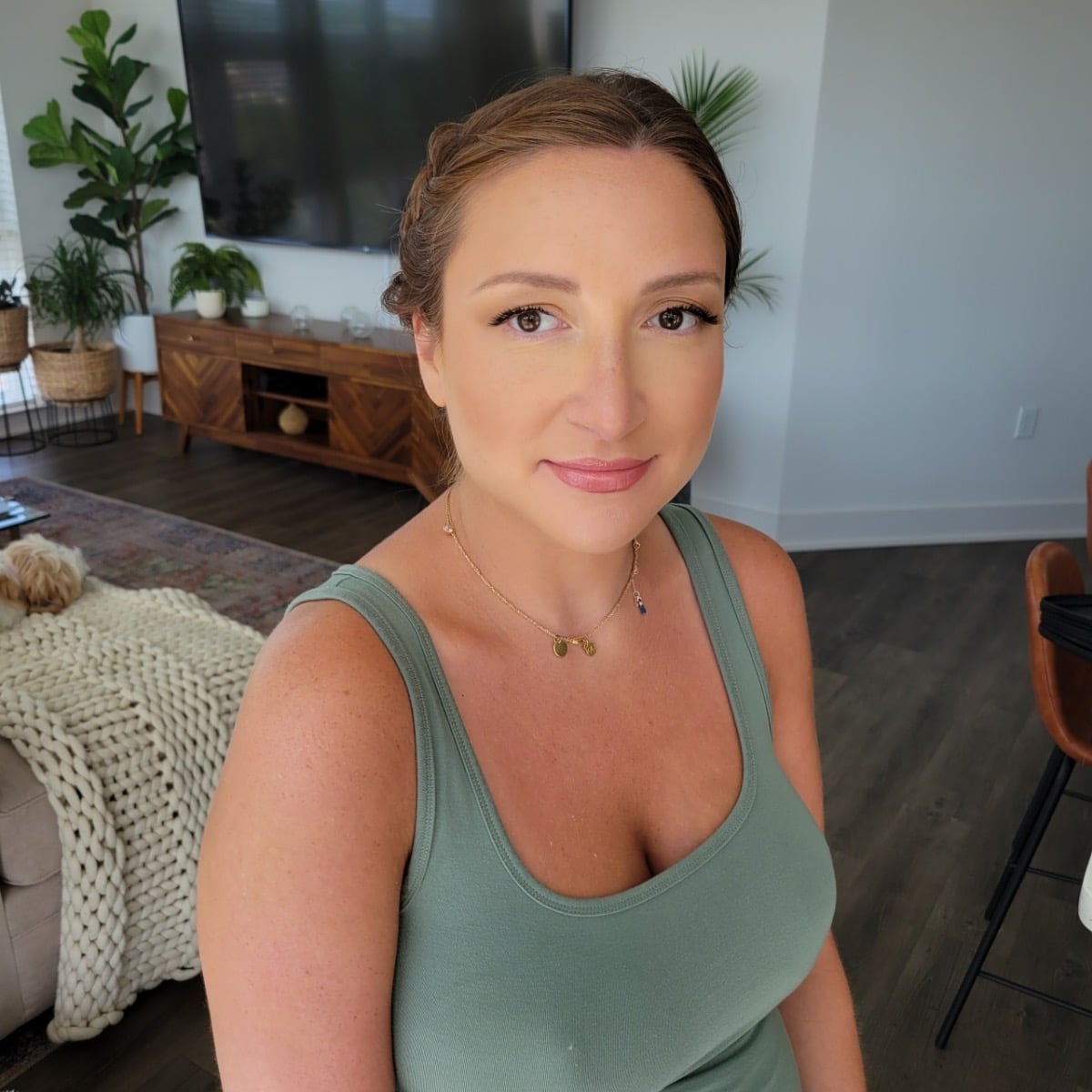 Bride with bridesmaids in emerald green dresses holding white rose bouquets